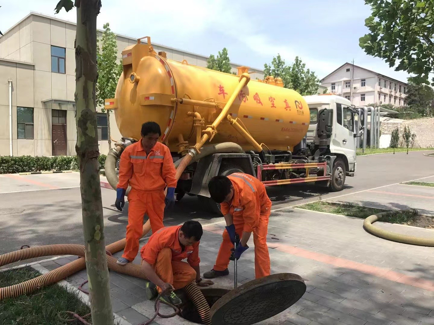 临渭管道疏通车停在窨井附近