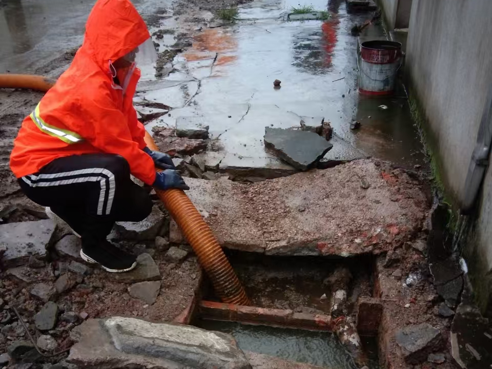 临渭专业清理污水池 炜誉市政以规范流程守护城市 “肠道”