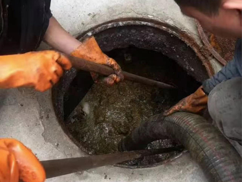 临渭清理化粪池时如何避免沼气的危害?